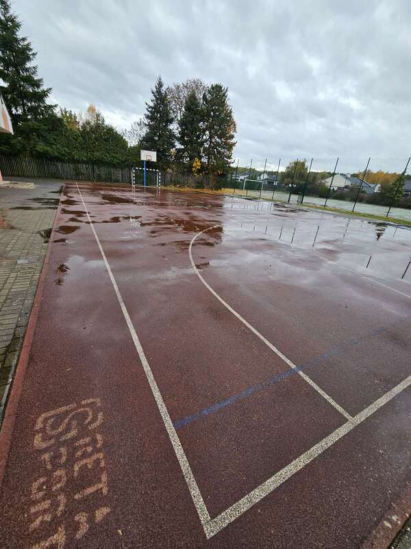 Boisko szkolne wraz z bieżnią  przy  Szkole Podstawowej im. Jana Pawła II w Żychlinie