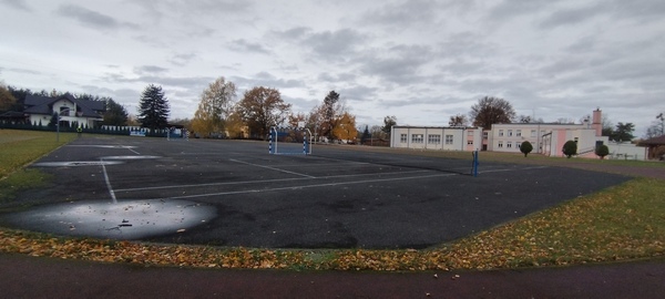 Boisko przy Szkole Podstawowej Im. Ks. Idziego Radziszewskiego w Bratoszewicach