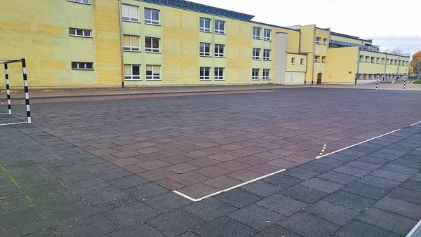 Boisko sportowe przy Szkole Podstawowej nr 5 im. Bohaterów Westerplatte w Dzierżoniowie