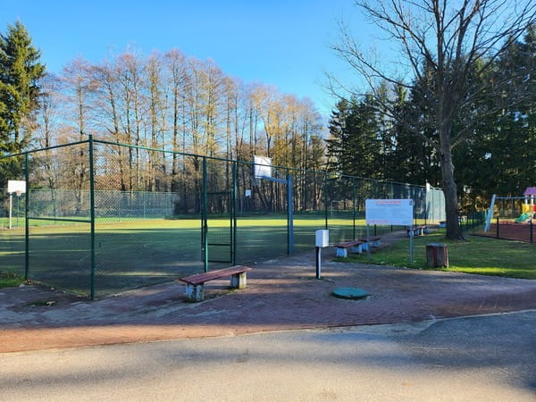 Boisko sportowe wielofunkcyjne w miejscowości Czarna Gmina Pionki