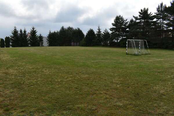 Boisko przyszkolne w Reńskiej Wsi