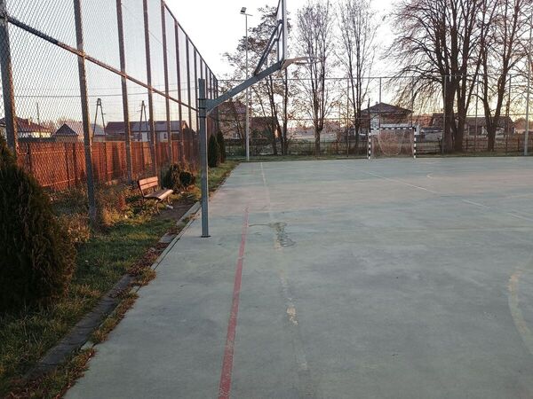 Boisko i plac zabaw przy Zespole Szkolno-Przedszkolnym w Dulczy Wielkiej